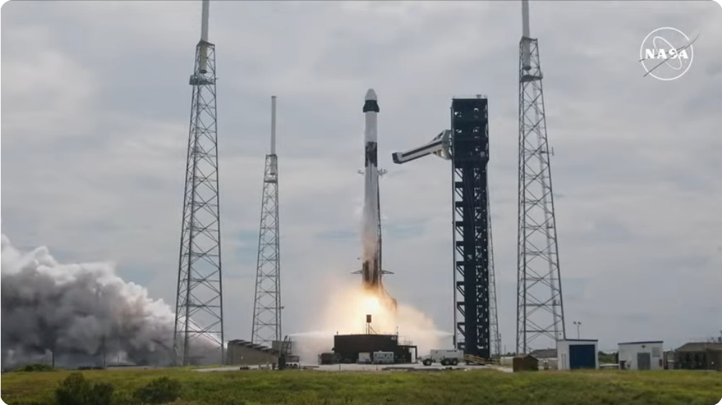 SpaceX lança missão Crew-9 com o Falcon 9 para resgatar astronautas.