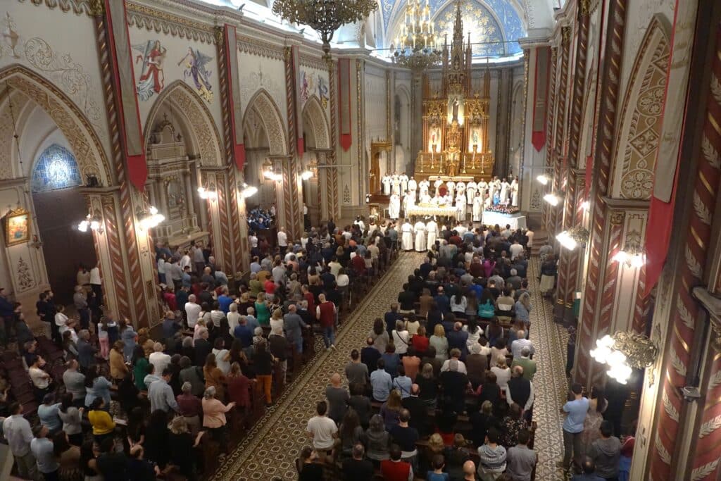 Diocese de Caxias do Sul celebra 90 anos de criação com visita da imagem de Caravaggio e Catedral lotada