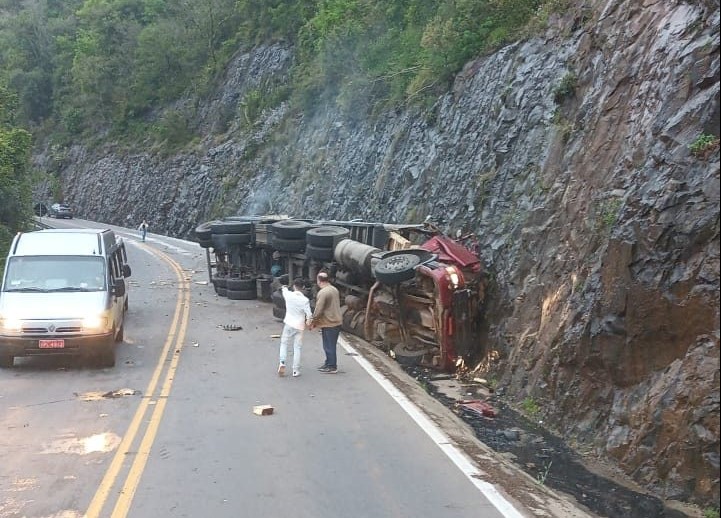 Caminhoneiro fica ferido após caminhão tombar na ERS-122, em Flores da Cunha