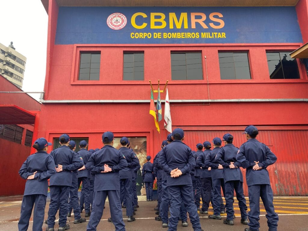 Bombeiros Mirins de Bento Gonçalves participam de hasteamento de bandeira