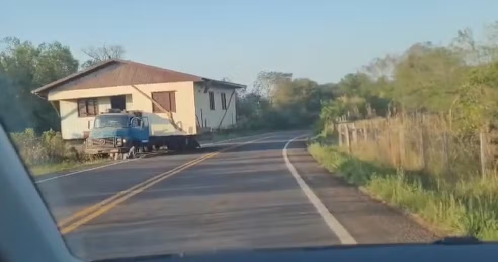 Motorista é flagrado transportando casa em cima de caminhão no interior do RS