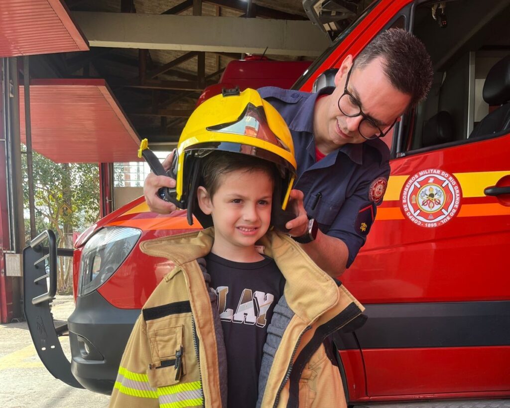 Criança realiza sonho e conhece o Corpo de Bombeiros de Bento Gonçalves