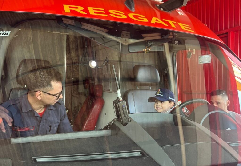 Criança realiza sonho e conhece o Corpo de Bombeiros de Bento Gonçalves