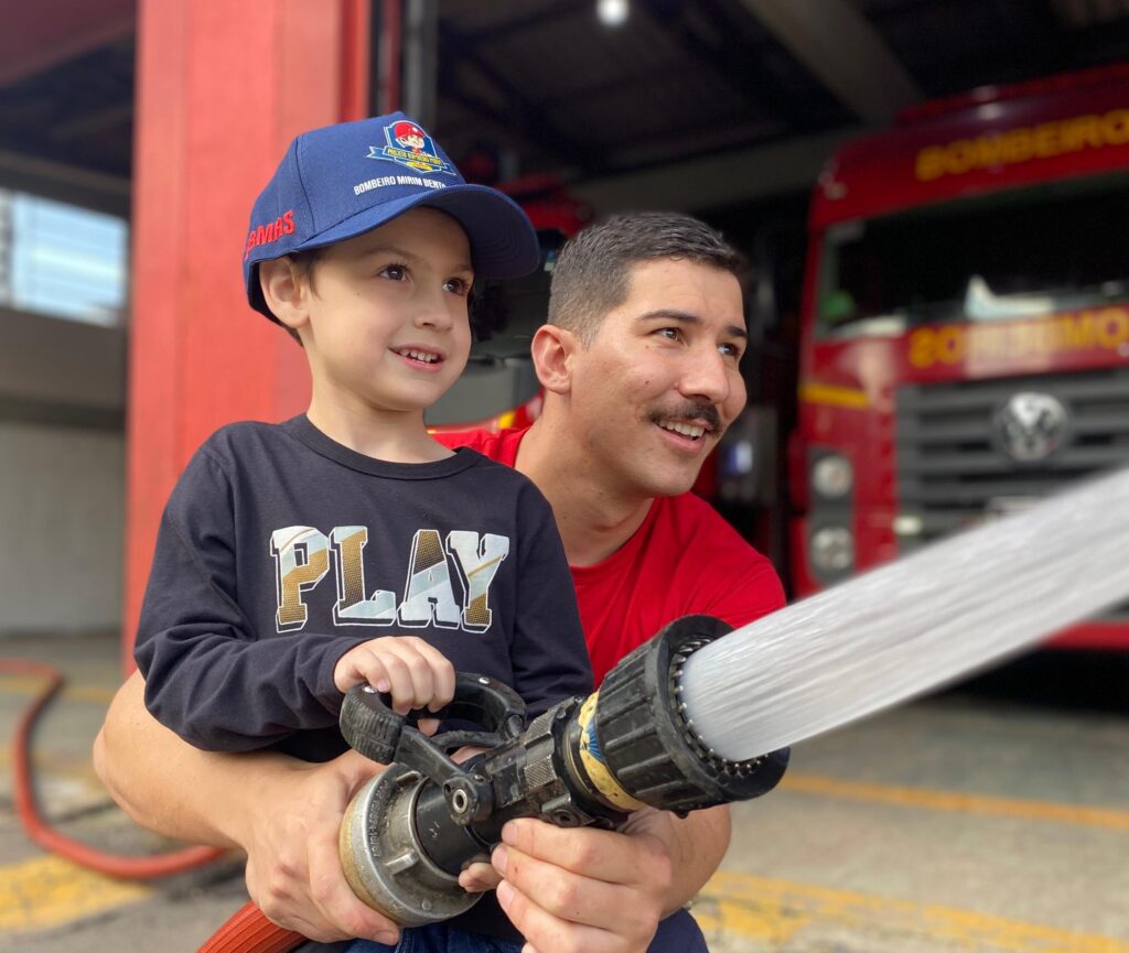 Criança realiza sonho e conhece o Corpo de Bombeiros de Bento Gonçalves