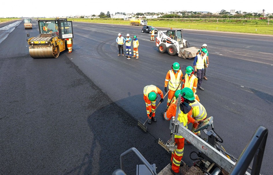 Leite vistoria obras no aeroporto Salgado Filho e discute medidas para acelerar retomada de voos