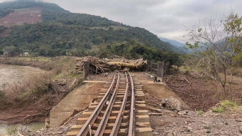 Malha ferroviária do RS segue destruída após enchentes e governo pede medidas