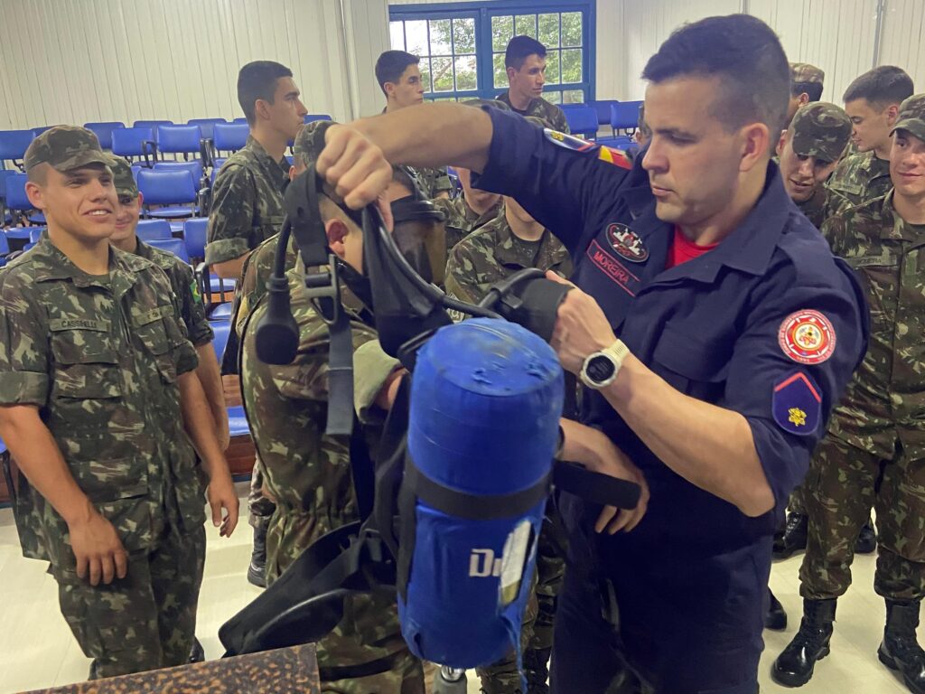 Bombeiros de Bento instrui militares para aprimorar atuação durante ocorrências