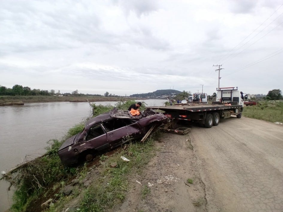 Estado inicia a retirada de três veículos do leito do Rio Taquari, no Vale do Taquari