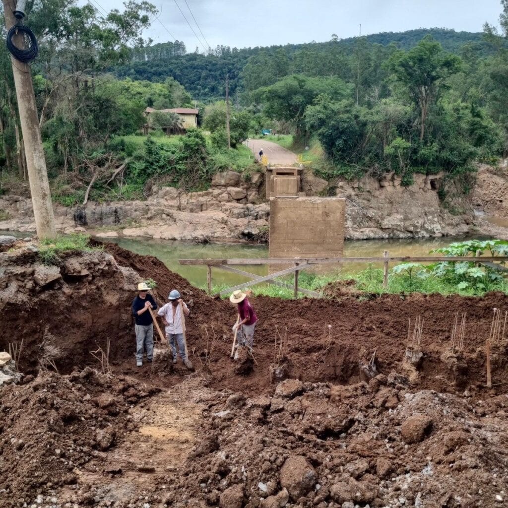 Ponte da Linha José Júlio, em Santa Tereza, foi derrubada pela força das águas do Arroio Marrecão em 30 de abril durante live da prefeita Gisele Caumo