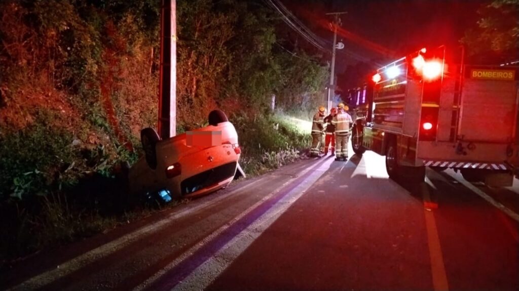 Corpo de Bombeiros Militar resgata condutora em ocorrência, em Garibaldi