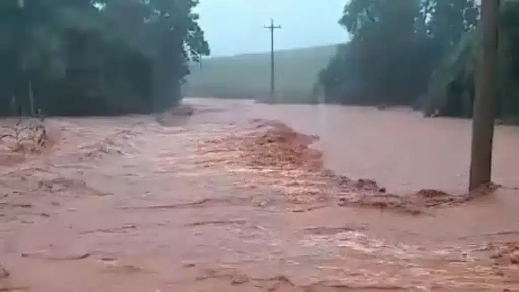 Barragem transborda, ponte é destruída e comunidades ficam alagadas após temporal no RS