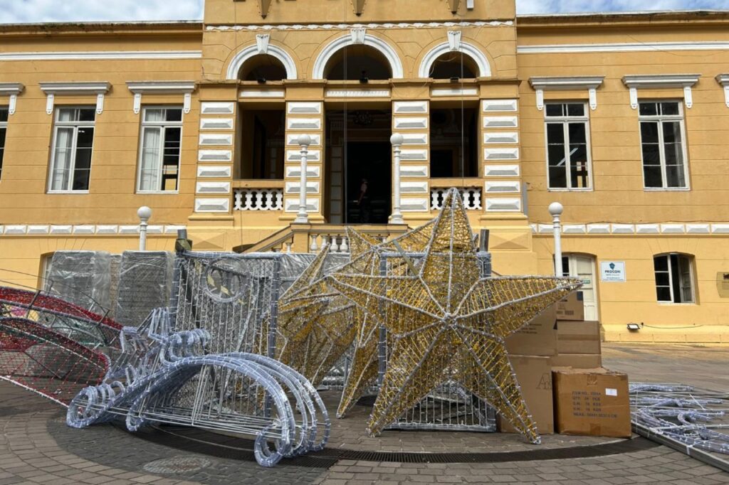 Decoração do Natal Bento 2024 começa a ser instalada na área central