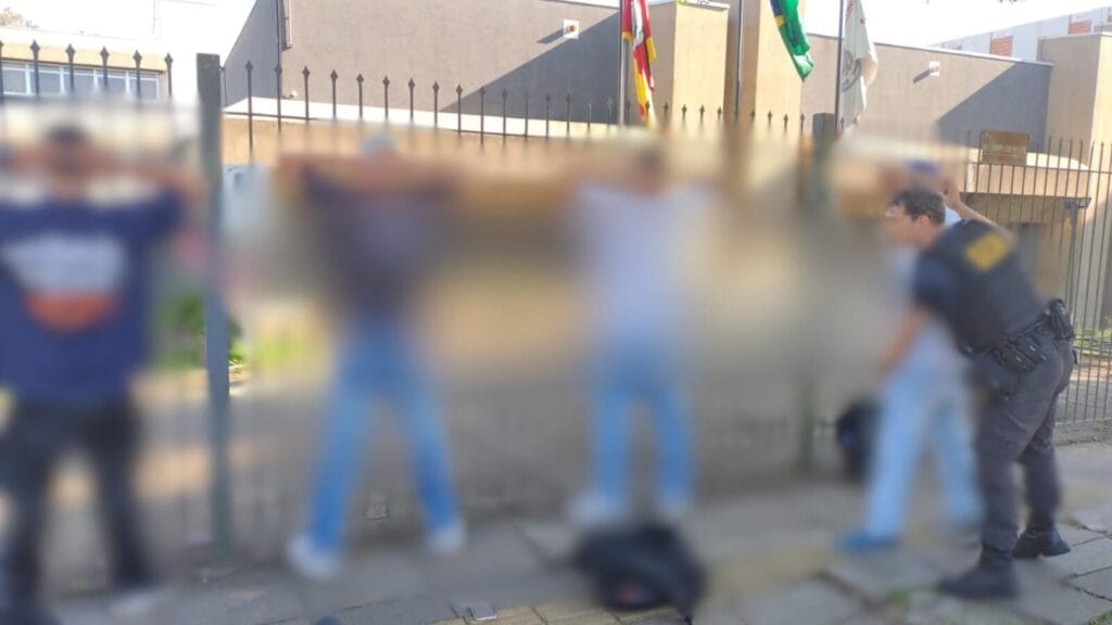 Jovens são flagrados realizando pichação na Rua Coberta de Bento