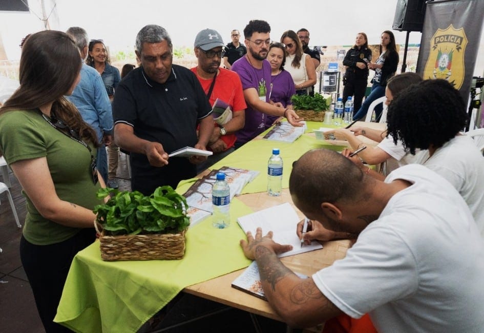 Livro escrito por detentos do RS é lançado na Feira do Livro de Porto Alegre