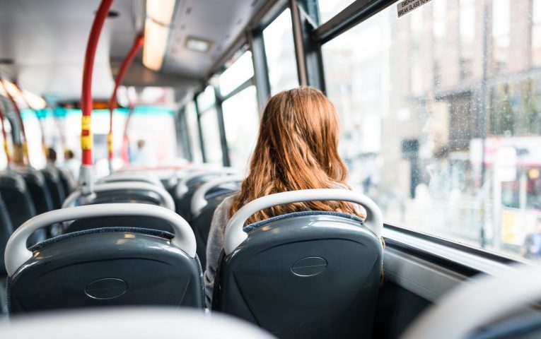 Mulheres poderão ter assentos reservados em ônibus, aponta projeto de lei