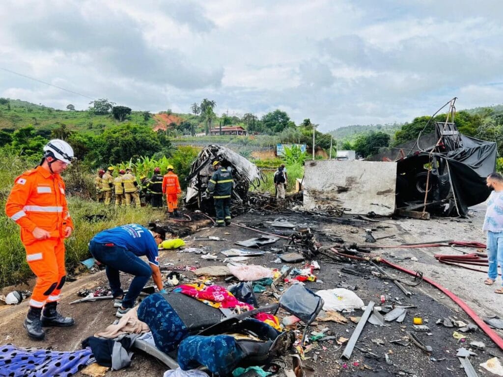 Acidente entre ônibus, caminhão e carro deixa pelo menos 30 mortos em  Teófilo Otoni, Minas Gerais.