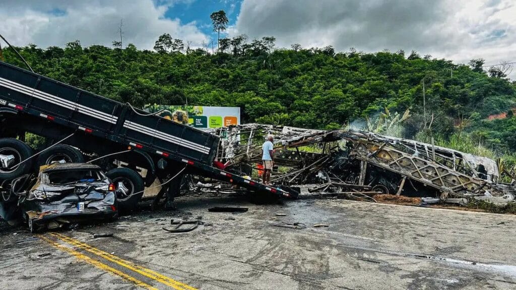 Acidente entre ônibus, caminhão e carro deixa pelo menos 30 mortos em  Teófilo Otoni, Minas Gerais.