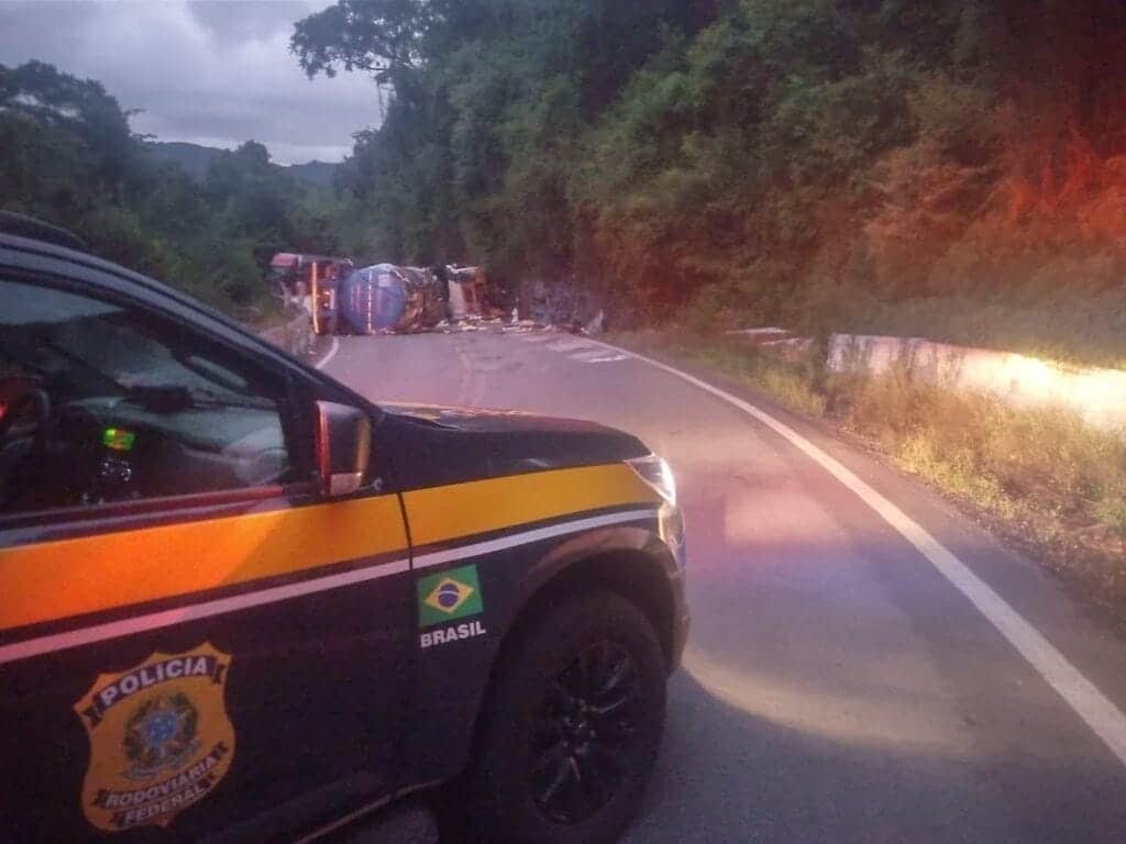 Carreta com óleo vegetal tomba na BR-116 e bloqueia a estrada.