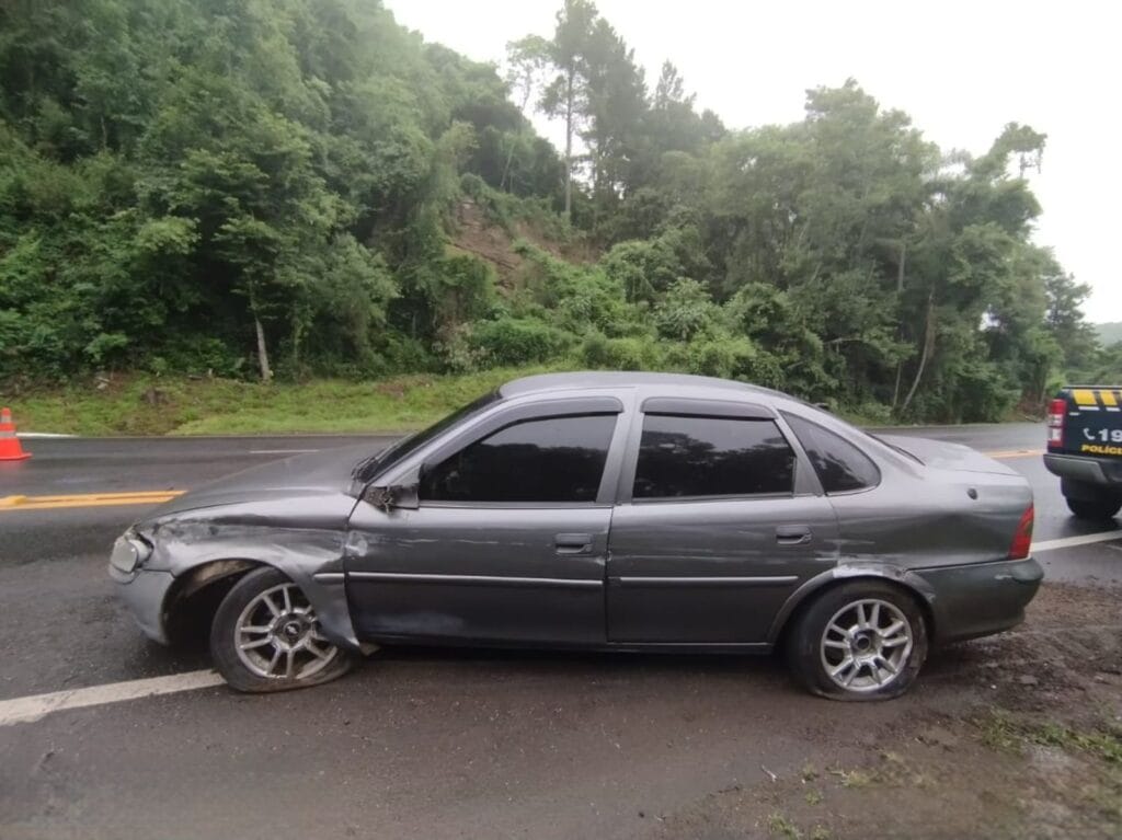 Condutor estava alcoolizado, não tinha habilitação e bateu sozinho no guard rail da BR-470, em Bento Gonçalves.