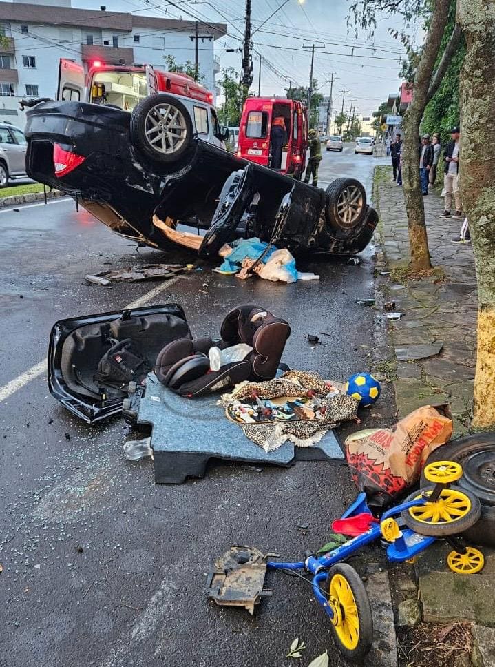 Mulher fica ferida em capotamento de veículo no bairro São Roque em Bento Gonçalves.