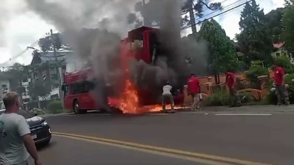 Ônibus de turismo pega fogo na Estrada do Caracol em Canela.