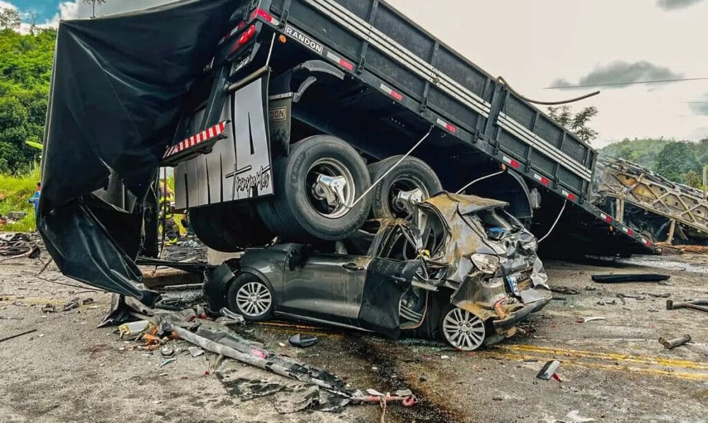 Motorista da carreta fugiu, mas advogados afirmam que ele se apresentará às autoridades.
Acidente em Teófilo Otoni (MG) deixou 39 mortos.