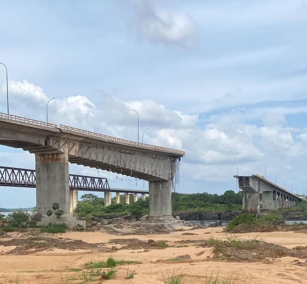 Ponte entre Tocantins e Maranhão desaba com três caminhões em cima.