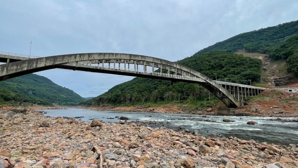 BR-470 entre Bento Gonçalves e Veranópolis está LIBERADA; o trecho foi interditado na Serra das Antas durante a madrugada desta terça-feira devido à chuva que atingiu a região.