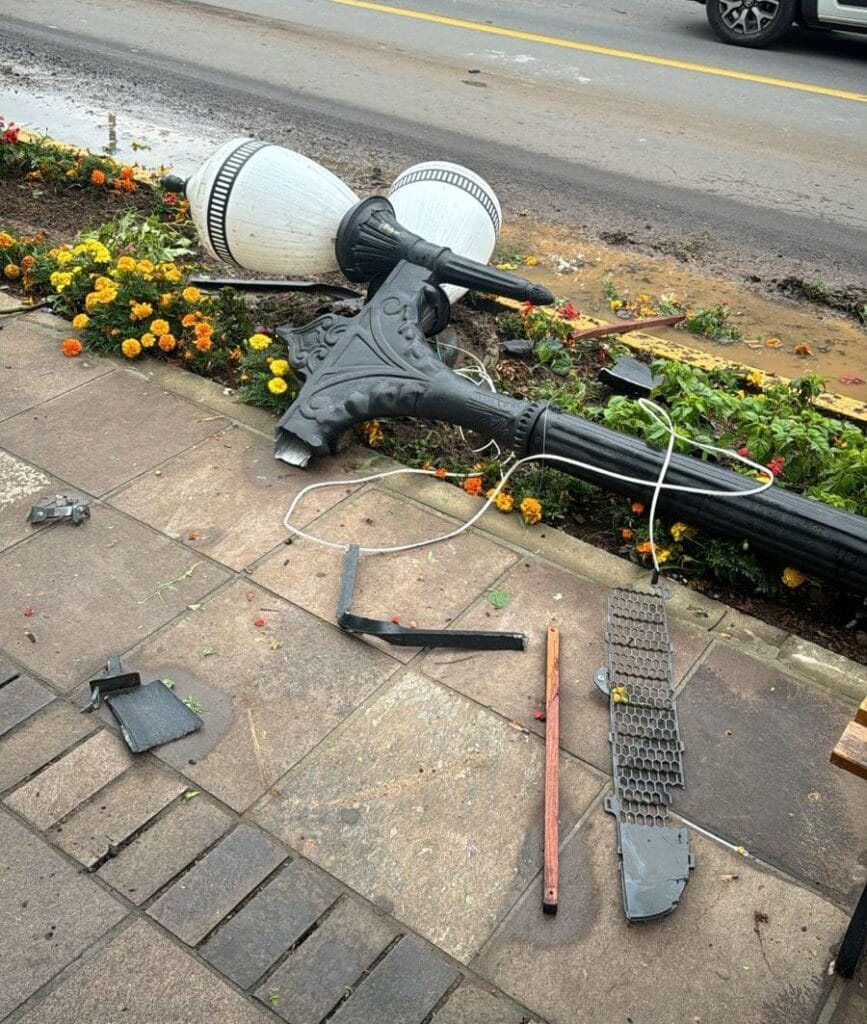 Carro invade calçada e destrói postes, lixeiras e vasos de flores em Bento Gonçalves