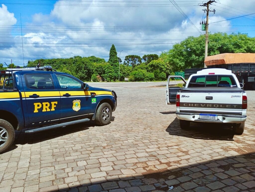 PRF recupera caminhonete na BR-470, em Vila Flores