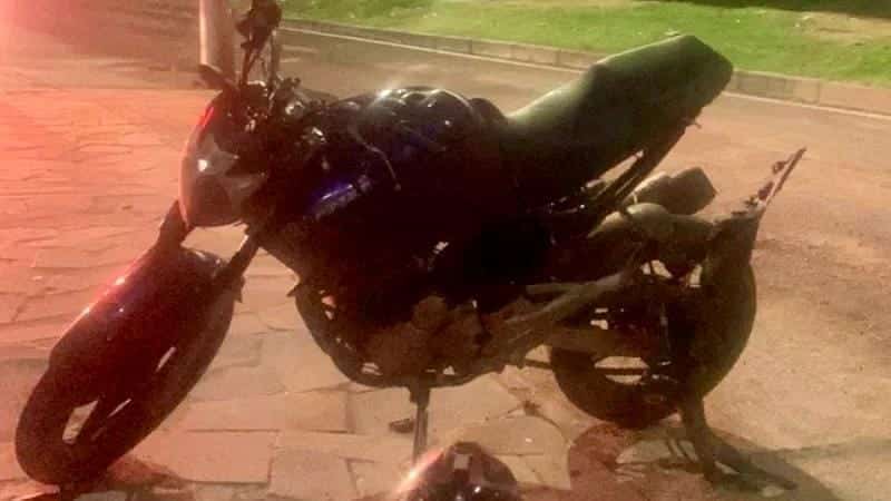 Dupla fugia após série de assaltos em São Leopoldo; um criminoso morreu e outro foi preso após caírem de moto do viaduto da Scharlau.