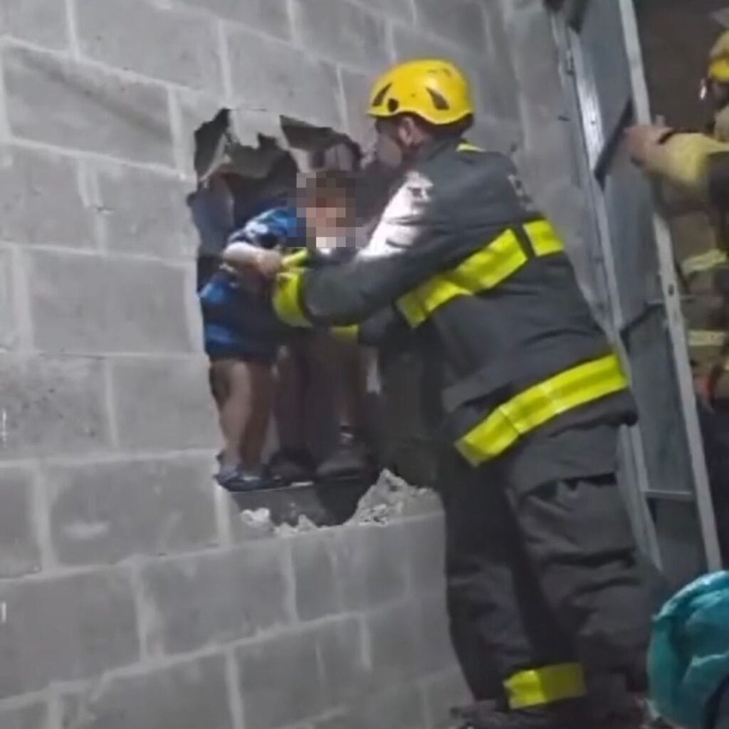 Bombeiros quebram parede e resgatam 9 pessoas presas em elevador em Bento Gonçalves.