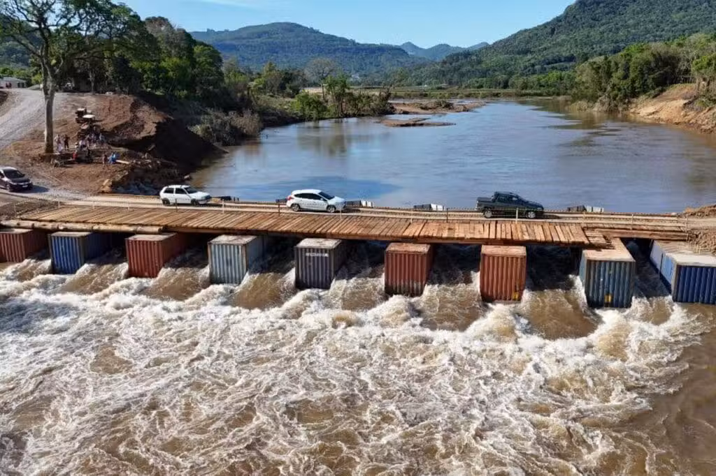 Ponte de contêineres de Feliz é levada pelo Rio Caí.