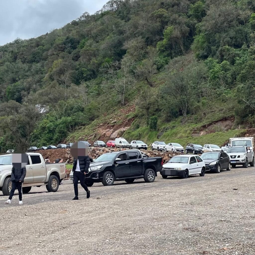 Usuários reclamam de motoristas que furam a fila na Balsa de Santa Bárbara.