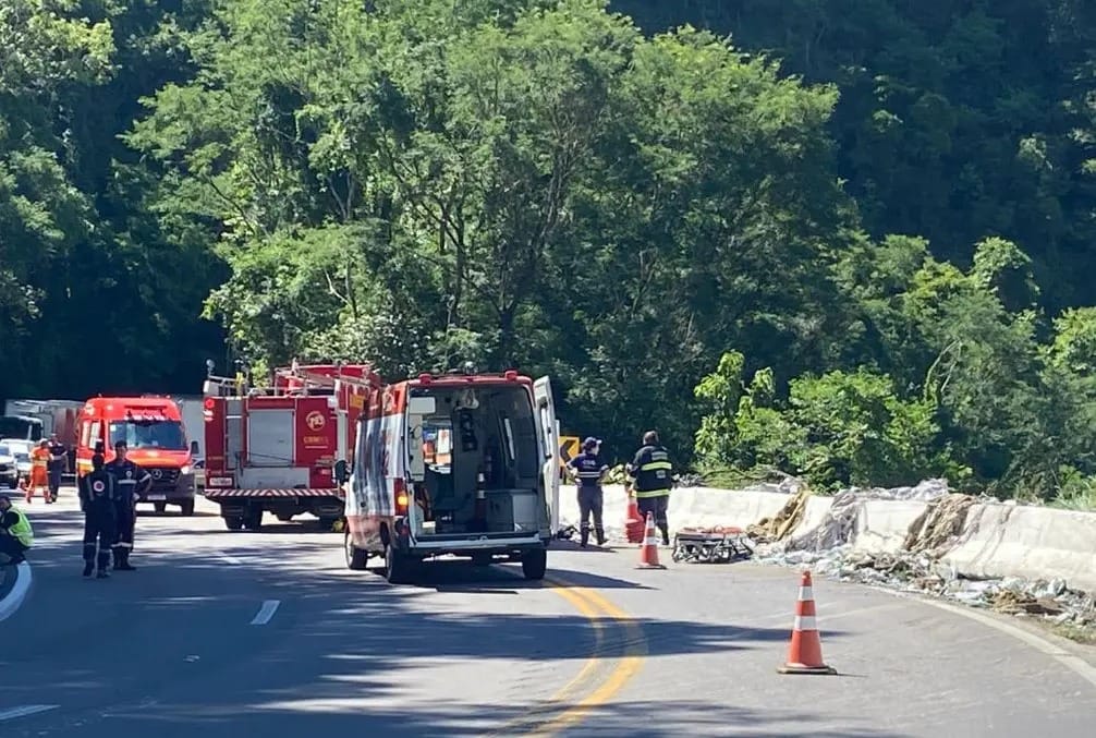 Caminhão despenca de ribanceira na ERS-122, em Flores da Cunha, e motorista perde a vida