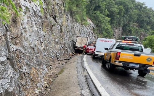 Caminhão bate em paredões da ERS-122, em Flores da Cunha, e caroneira perde a vida