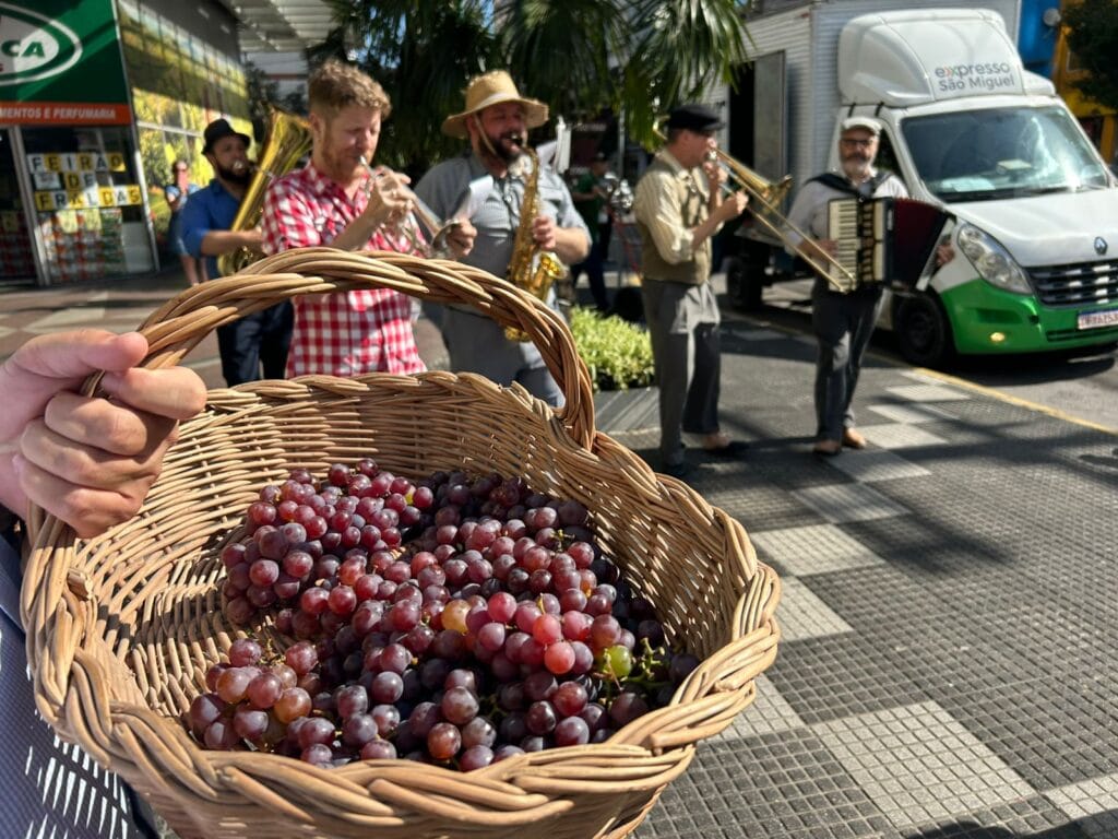 Bento em Vindima: cortejo musical leva clima de safra para o Centro da cidade