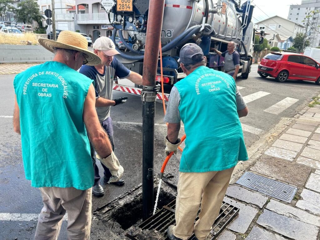 Operação realiza a desobstrução de bueiros em Bento Gonçalves para evitar alagamentos