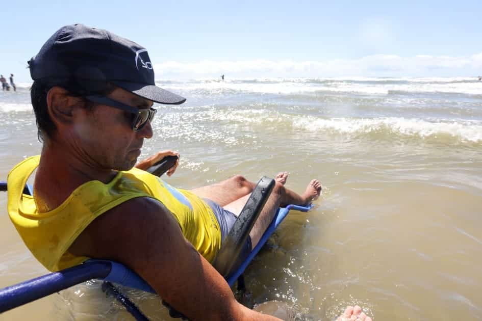 Projeto no RS leva pessoas com deficiência para a praia e promove alegria