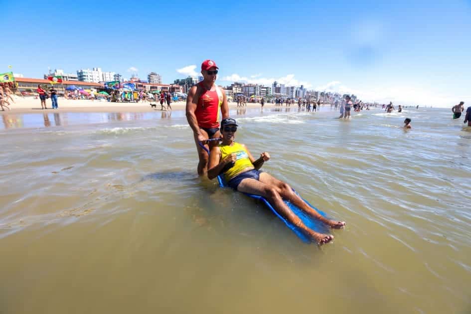 Projeto no RS leva pessoas com deficiência para a praia e promove alegria