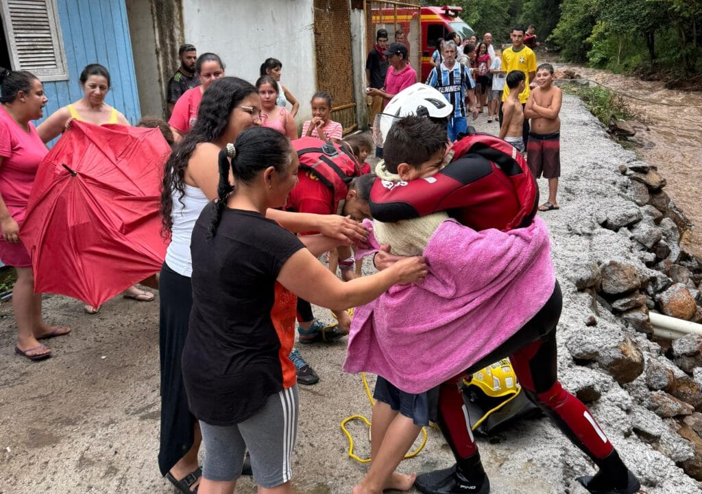 Menino fica ilhado após nível de arroio e é resgatado pelos bombeiros em Bento Gonçalves