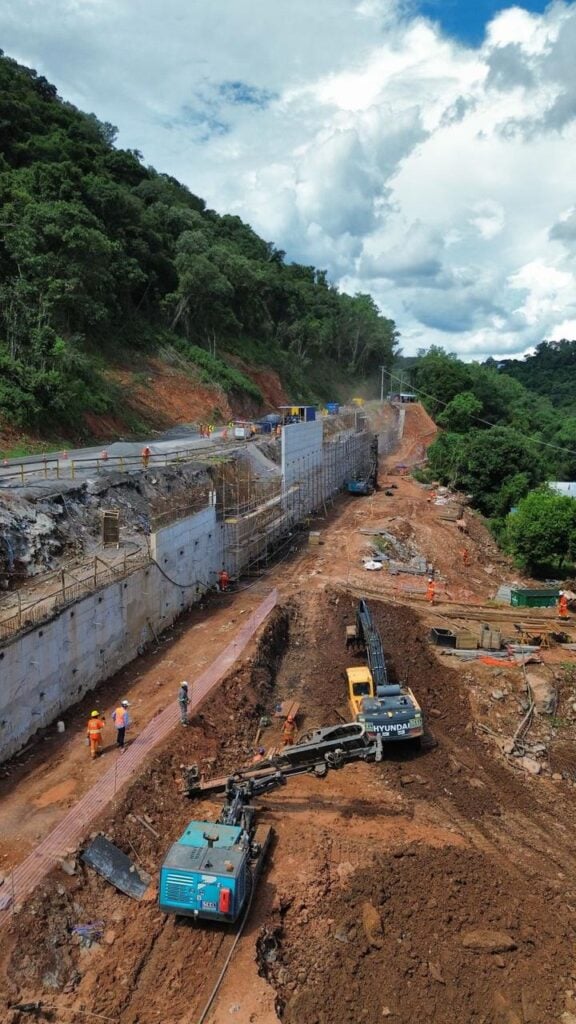 BR-470 entre Bento Gonçalves e Veranópolis volta a operar em comboio na Serra das Antas.