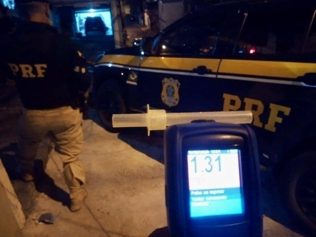 Bêbado e sem CNH: homem de 52 anos fazia zigue-zague na BR-470 em Bento Gonçalves.