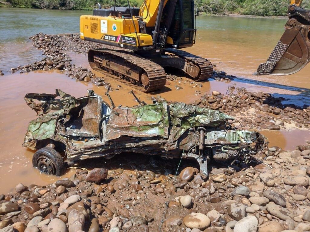 Bombeiros retiram carro submerso no Rio das Antas.