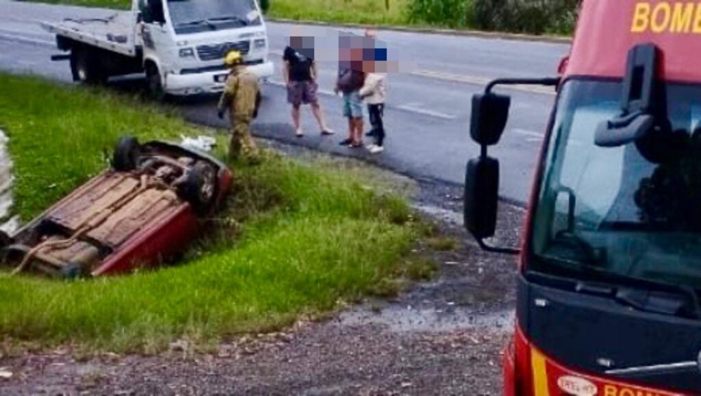 Capotamento de veículo na BR-470 próximo ao Motel Caladium.