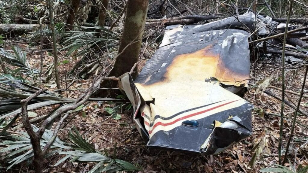 FAB derruba avião venezuelano que invadiu espaço aéreo brasileiro.