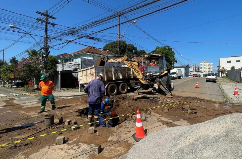 Falta de água atinge 10 bairros de Bento Gonçalves após rompimento de tubulação.