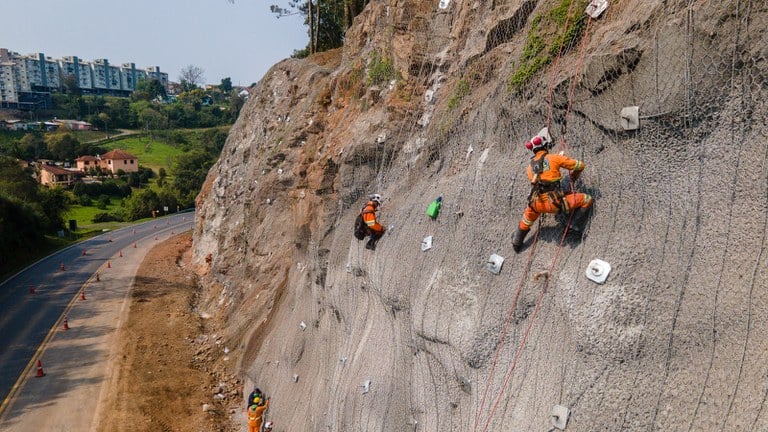 Rapelistas removem pedras soltas na BR-470, na Serra das Antas.