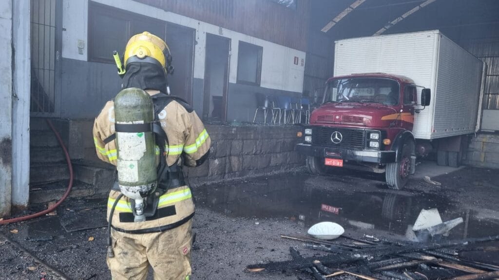 Corpo de Bombeiros controla incêndio em empresa de Bento Gonçalves