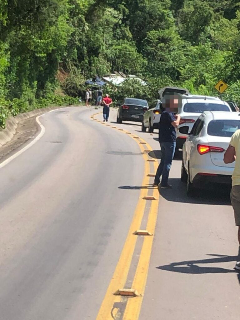 Caminhão tomba e bloqueia trânsito entre Cotiporã e Bento Gonçalves